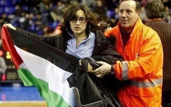 حفيدة جيفارا تقتحم ملعبا في البرازيل وترفع علم فلسطين