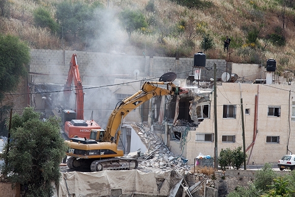 جرافات الاحتلال تهدم بناية ومنزلا في القدس 