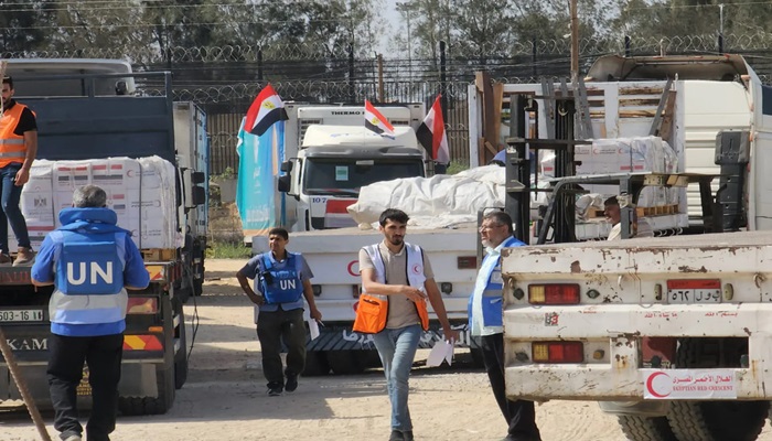 شاحنات تستعد على الجانب المصري لإدخال المساعدات إلى قطاع غزة