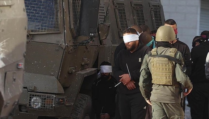 الاحتلال يعتقل 22 مواطنا من عدة مناطق بالضفة

