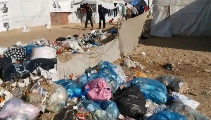 أونروا: أطنان من النفايات تحاصر خيام النازحين وسط قطاع غزة
